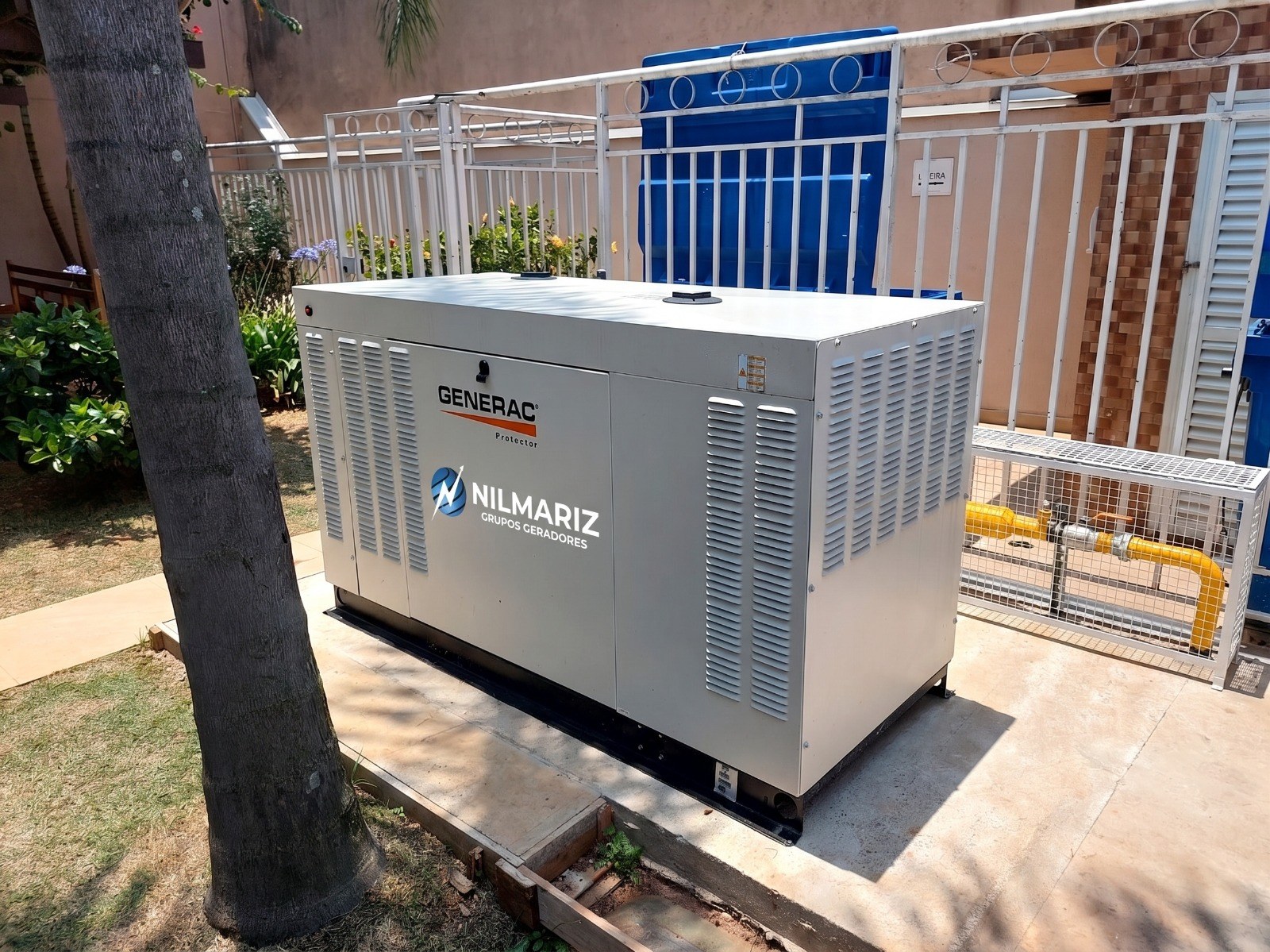 Gerador a gás Generac com adesivo Nilmariz em instalação residencial