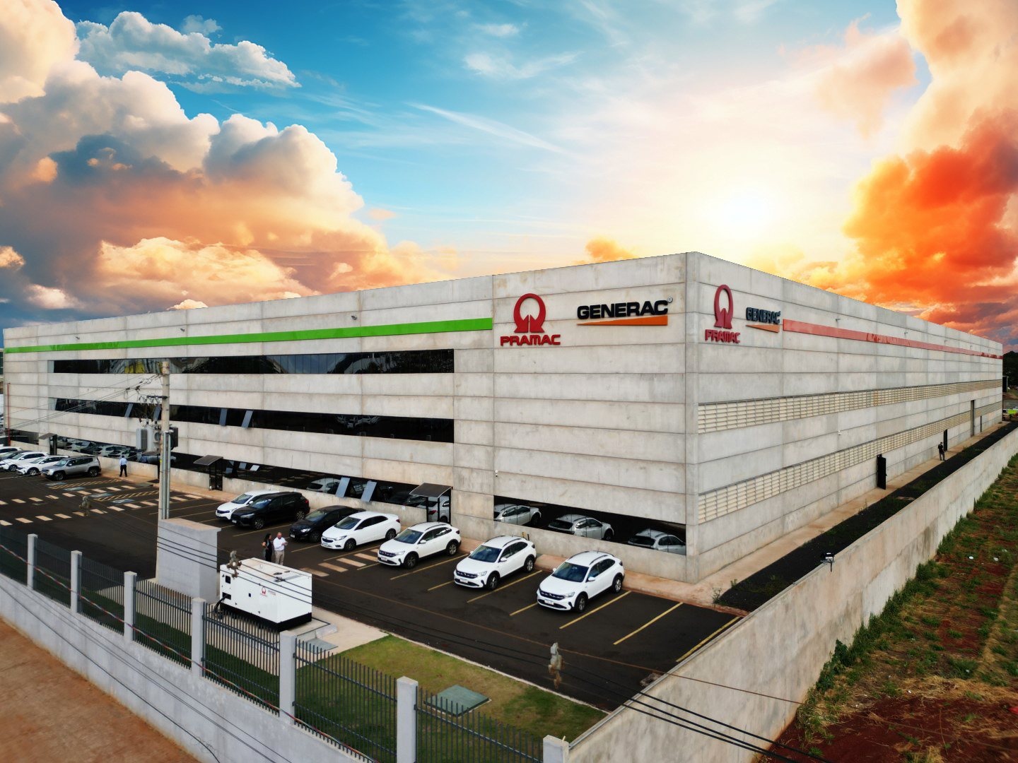 Centro logístico com marcas parceiras e gerador em área externa